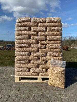 Unite Standard 8 mm <br> 15 kg / 900 kg <br> <span>Svenske træpiller</span> <br> <span style="color: #ff00cc;">Bedste kilopris👍</span>